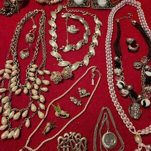 Lot of full 2Lb Vintage Jewelry (from 50s to 90s) CORO,NAPIER,GERRIS, MONET, JC.